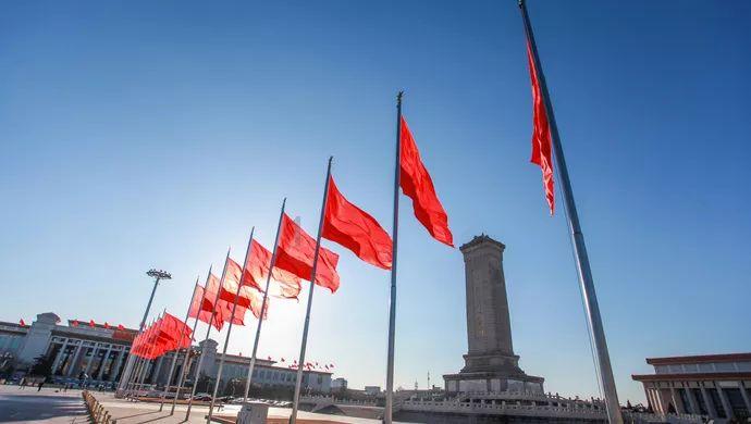 逃离昏暗下的小村